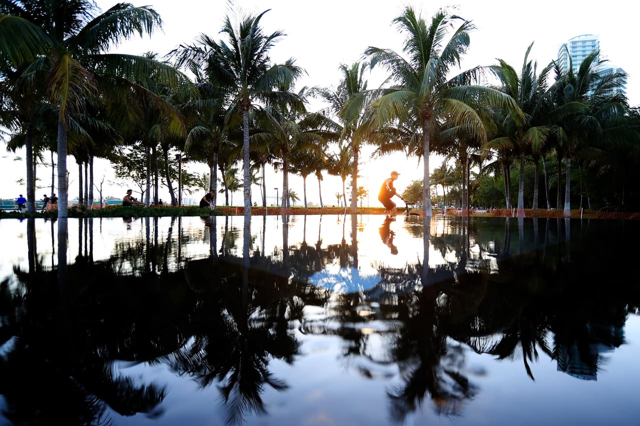 También le ordenaron a 145 personas que salieran de los parques después de la hora de cierre. 
<br>