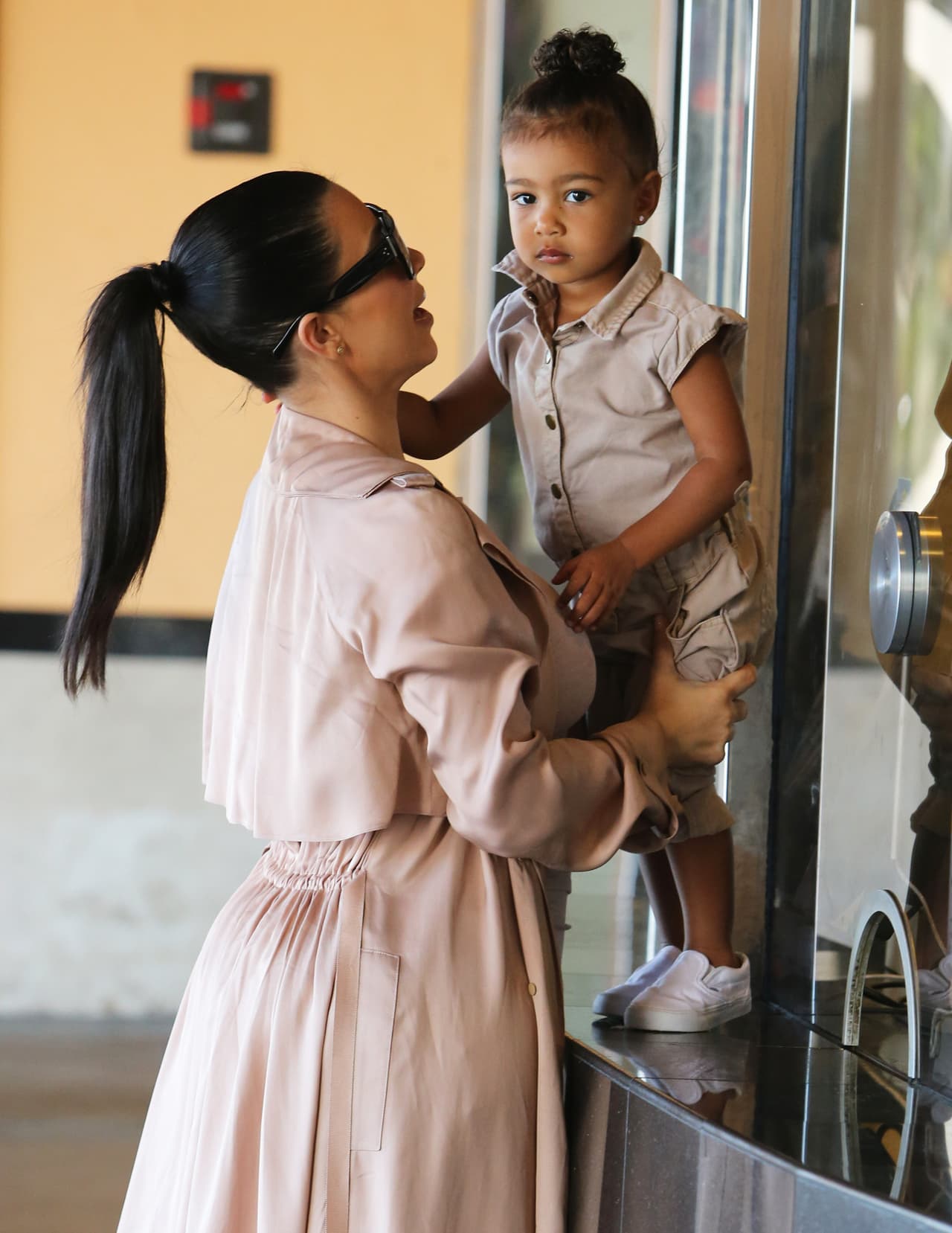 Nori también se prepara para la llegada de su hermanito.