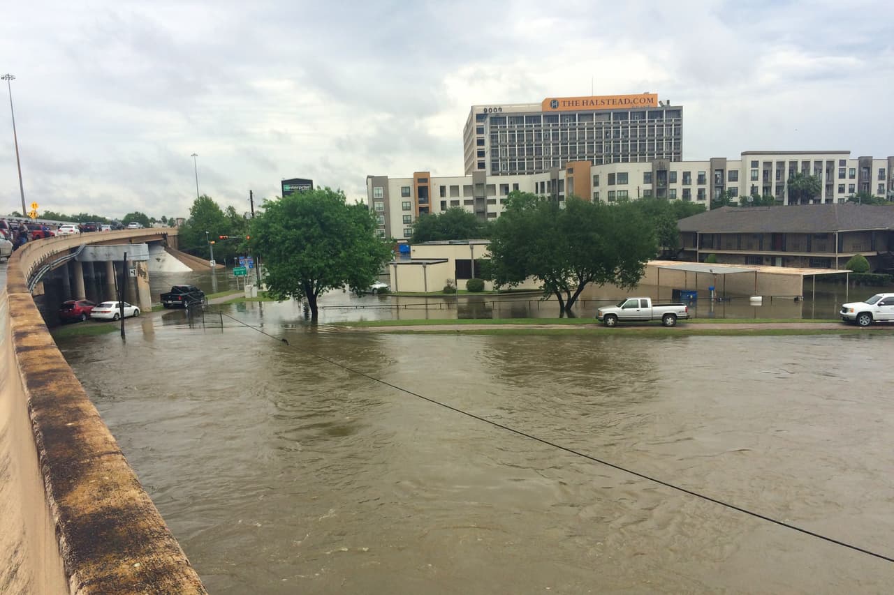 Un complejo de apartamentos ubicado cerca al periférico 610 Sur, en el sector de Meyerland, sufrió graves inundaciones.