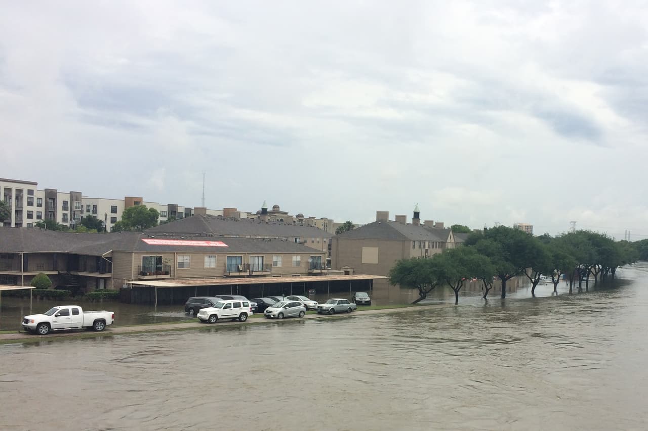 Las torrenciales lluvias hicieron que un arroyo que corre paralelo a la calle Braeswood Boulevard aumentara su caudal significativamente e inundara varias residencias en el sector de Meyerland.