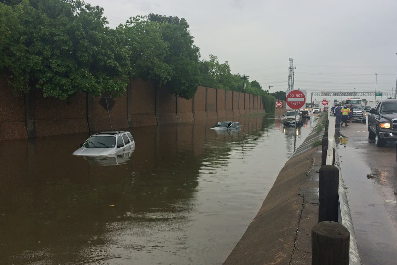 Algunos conductores se detuvieron en el periférico 610 Sur, a la altura de Meyerland, para tomar fotografías de las áreas inundadas.