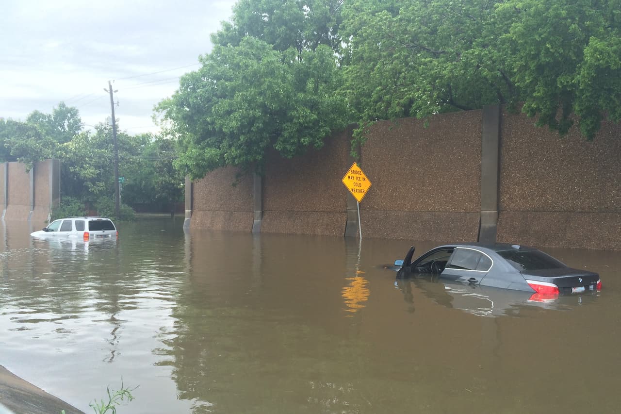 Varios autos se quedaron atrapados en las aguas que se acumulan en las calles laterales de las autopistas.