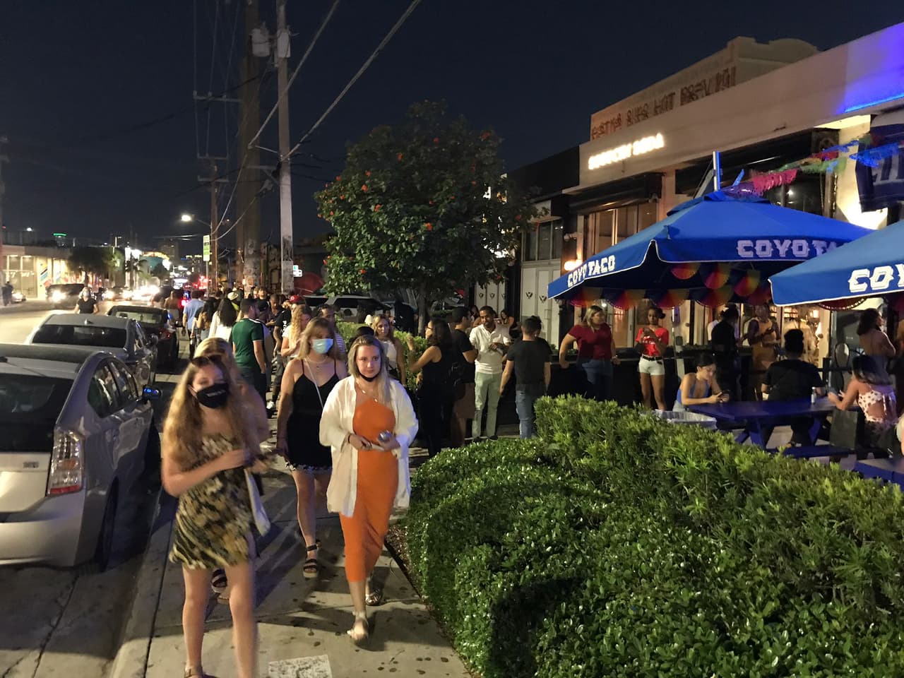 Tras meses de encierro y medidas de seguridad para protegerse del coronavirus, los habitantes del sur de Florida salieron a celebrar el 5 de mayo, tan solo unos días después de que el gobernador Ron DeSantis diera fin a las medidas de emergencia por la pandemia. 
<br>