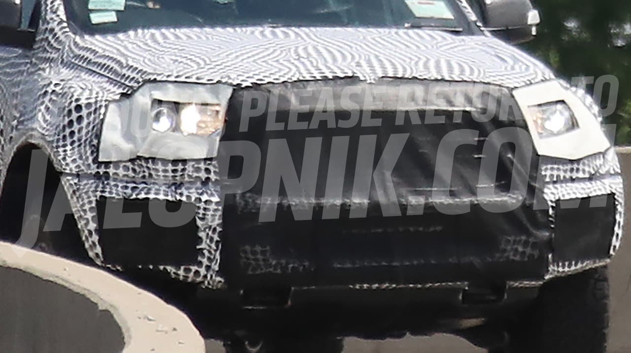 En esta imagen se puede observar la
<b>placa protectora frontal inferior</b> típica de este tipo de vehículo.