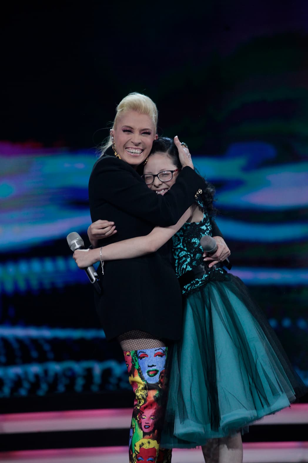 Aunque esa noche la jarocha cantó con los cantantes de cada escuadrón, no pudo evitar conmoverse con este dueto.