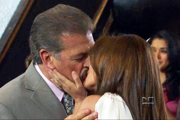 Para cerrar este conteo tenemos a la pareja que tal vez recibió más críticas por su poca química, 
<b><a href="http://www.univision.com/temas/anahi">Anahí</a></b> y 
<b><a href="http://www.univision.com/temas/sergio-goyri">Sergio Goyri</a></b>
<a href="http://www.univision.com/temas/sergio-goyri"> </a>en 'Dos hogares'.