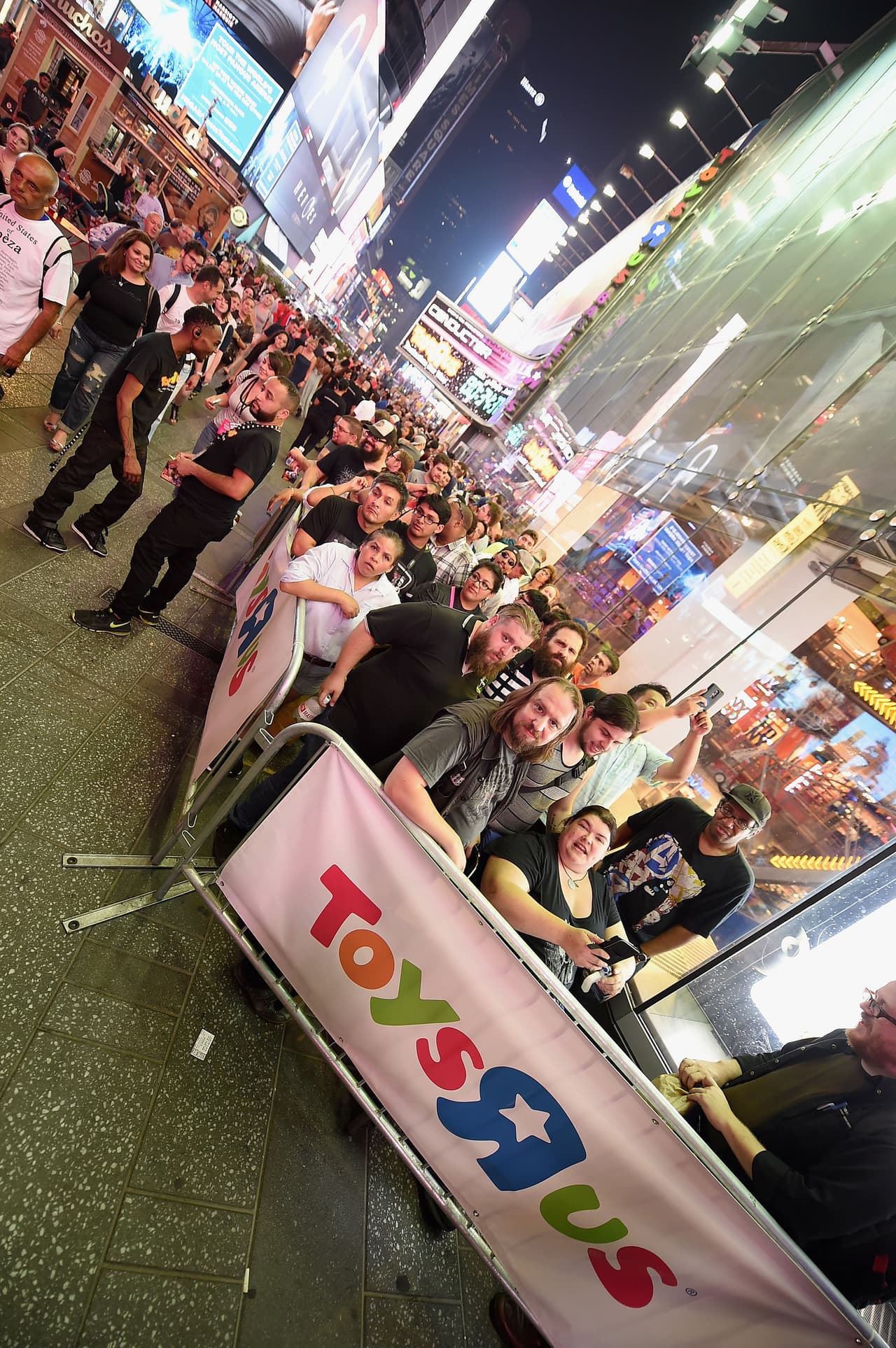 Un evento memorable que muchos fans vivieron este año fue el Force Friday el cual tomó lugar el 4 de septiembre. Miles de personas esperaron en fila para poder comprar los juguetes oficiales de la nueva película.