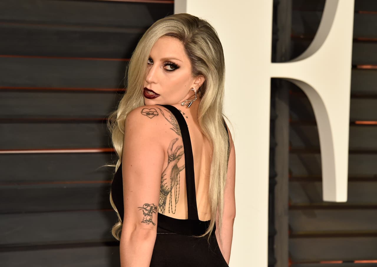 La cantante de ‘Born This Way’
<a href="https://www.allure.com/story/lady-gaga-vogue-fibromyalgia-chronic-pain-ptsd" target="_blank">aseguró en una entrevista</a> para la revista Vogue que considera que esta enfermedad surgió después de que fue víctima de un abuso sexual a los 19 años. Años después, se disparó por el estrés y presión de ser una gran estrella.