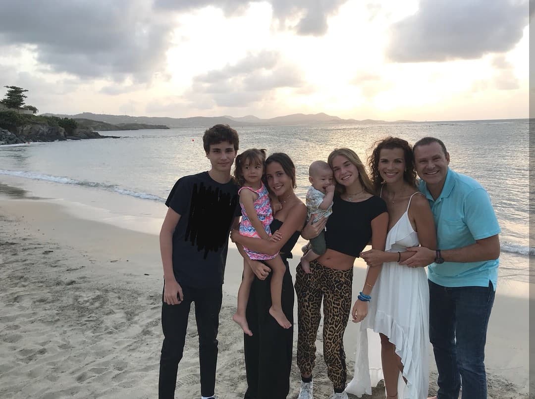 Alan Tacher comenta en cada oportunidad la responsabilidad que tenemos los humanos para cuidar el planeta. En el mar ha pasado momentos inolvidables en compañía de su esposa Cristy Bernal y sus cinco hijos.
<br>