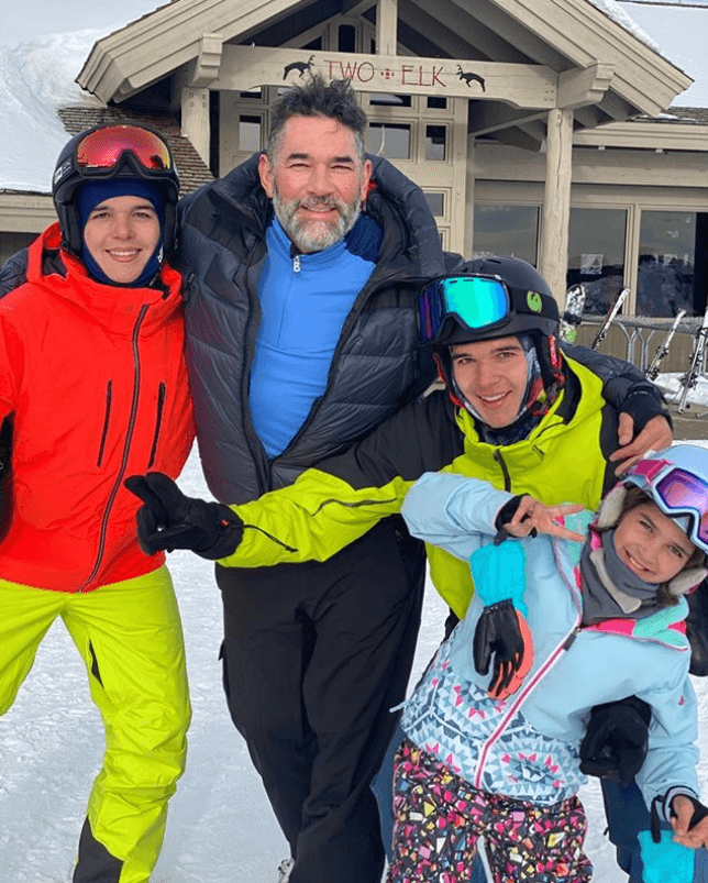 Los hijos que tuvo Eduardo Santamarina con Itatí Cantoral se llevan muy bien con Julia y también con los hijos de Mayrín Villanueva y Jorge Poza, así que no es raro verlos de vacaciones juntos.