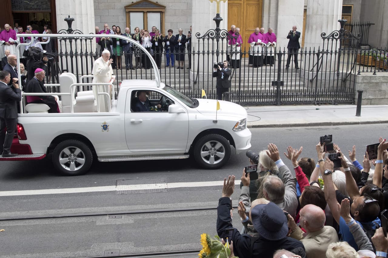 Esta misma camioneta fue utilizada por el Papa Francisco durante su visita a Irlanda en agosto de 2018.
