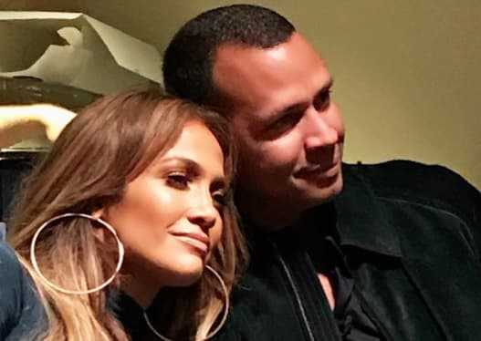 Esta instantánea es la última que 'La Diva del Bronx' ha colgado en su muro de Instagram junto a su amado con los hastags: "#myhappyplace #amoramoramor".