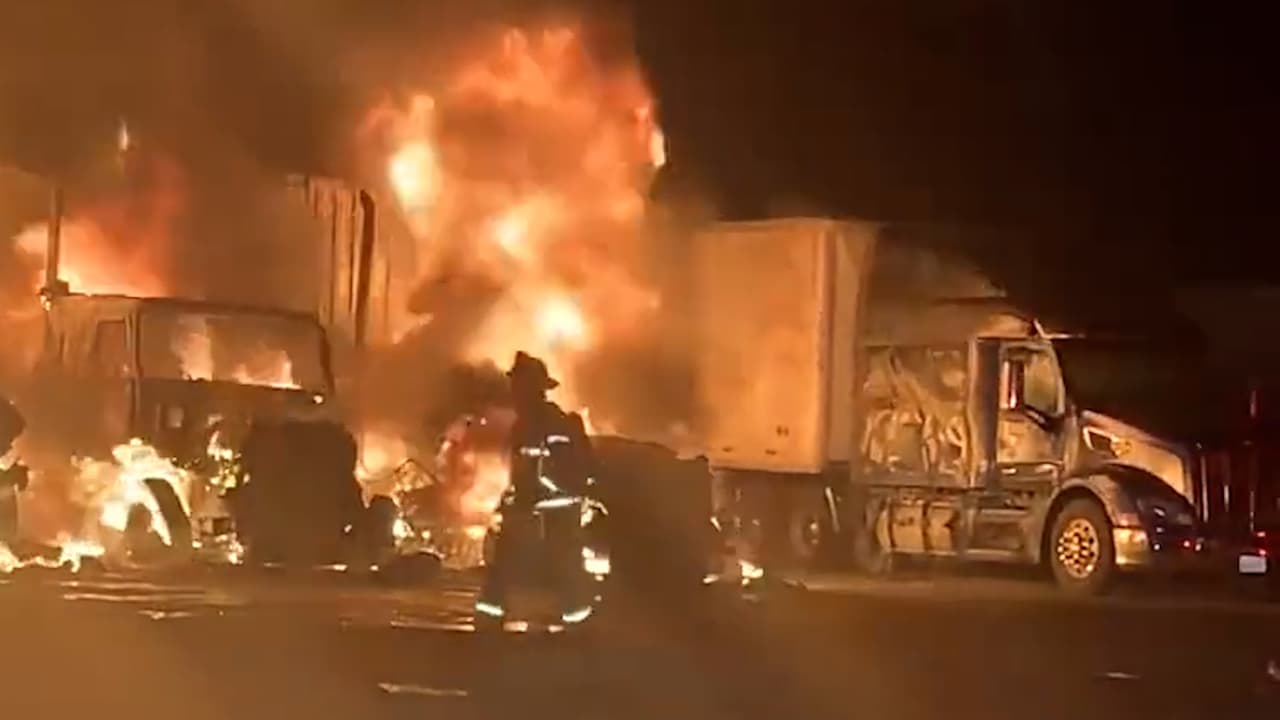 Un incendio consume varios camiones en un taller al sur de Sacramento