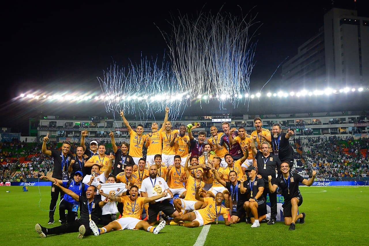 ¡Tigres se proclama Campeón del fútbol mexicano! Los felinos regiomontanos cosecharon su séptimo título de la Liga MX y se cuelan, aunque muchos se sigan negando a aceptarlo, entre los grandes del balompié azteca. Luego de superar en una Final de un solo gol a los Esmeraldas del León, así se dieron los festejos de los Tigres en patio ajeno, imágenes para el recuerdo y que hay que darse un tiempo para echarles un ojo, sobre todo la fiel afición de los felinos regios.