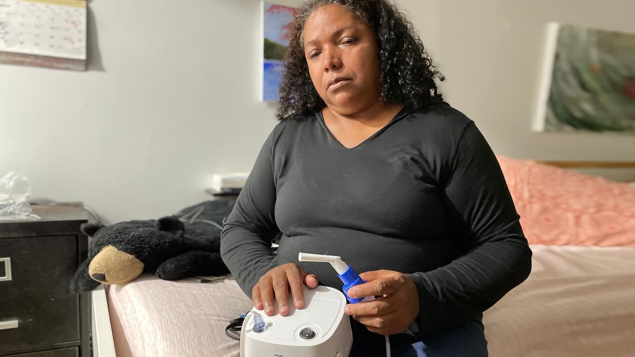 Rubiela Arias tiene severos problemas respiratorios que la obligan a utilizar un nebulizador varias veces. Crédito: Mónica Cordero