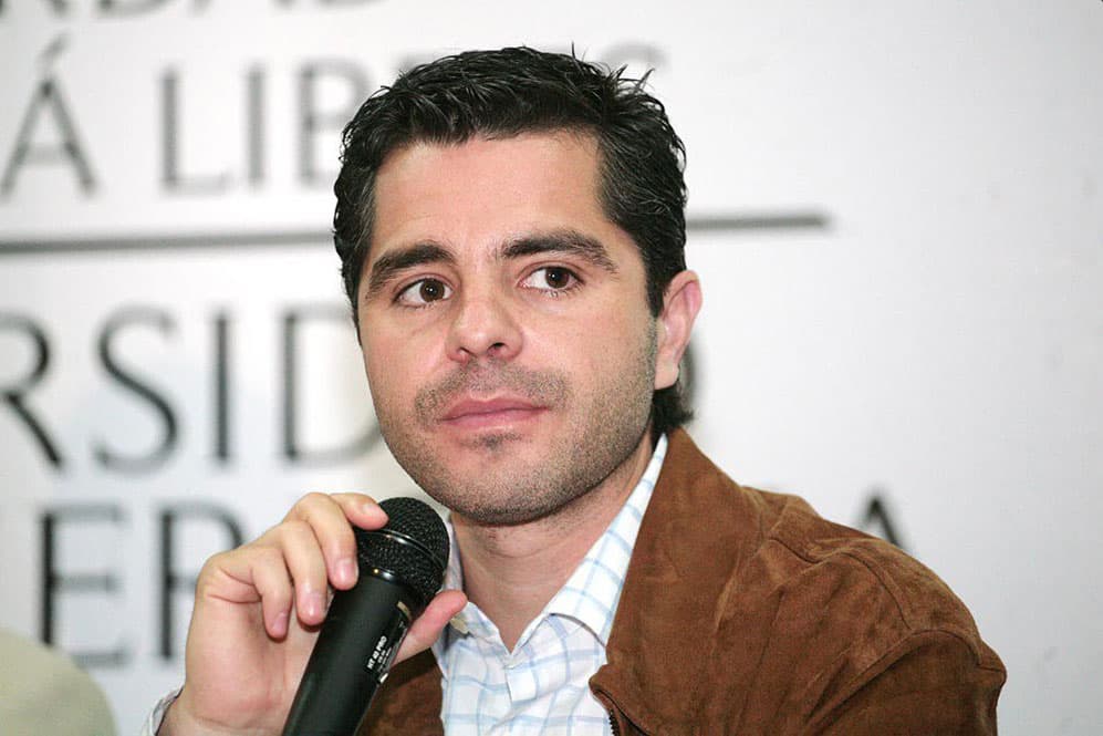 Según la revista '
<b><a href="http://www.tvnotas.com.mx/">TVNotas'</a></b>, el romance de 
<b><a href="http://www.univision.com/temas/sherlyn-gonzalez">Sherlyn</a></b> fue con el político Marcelo García Almaguer.