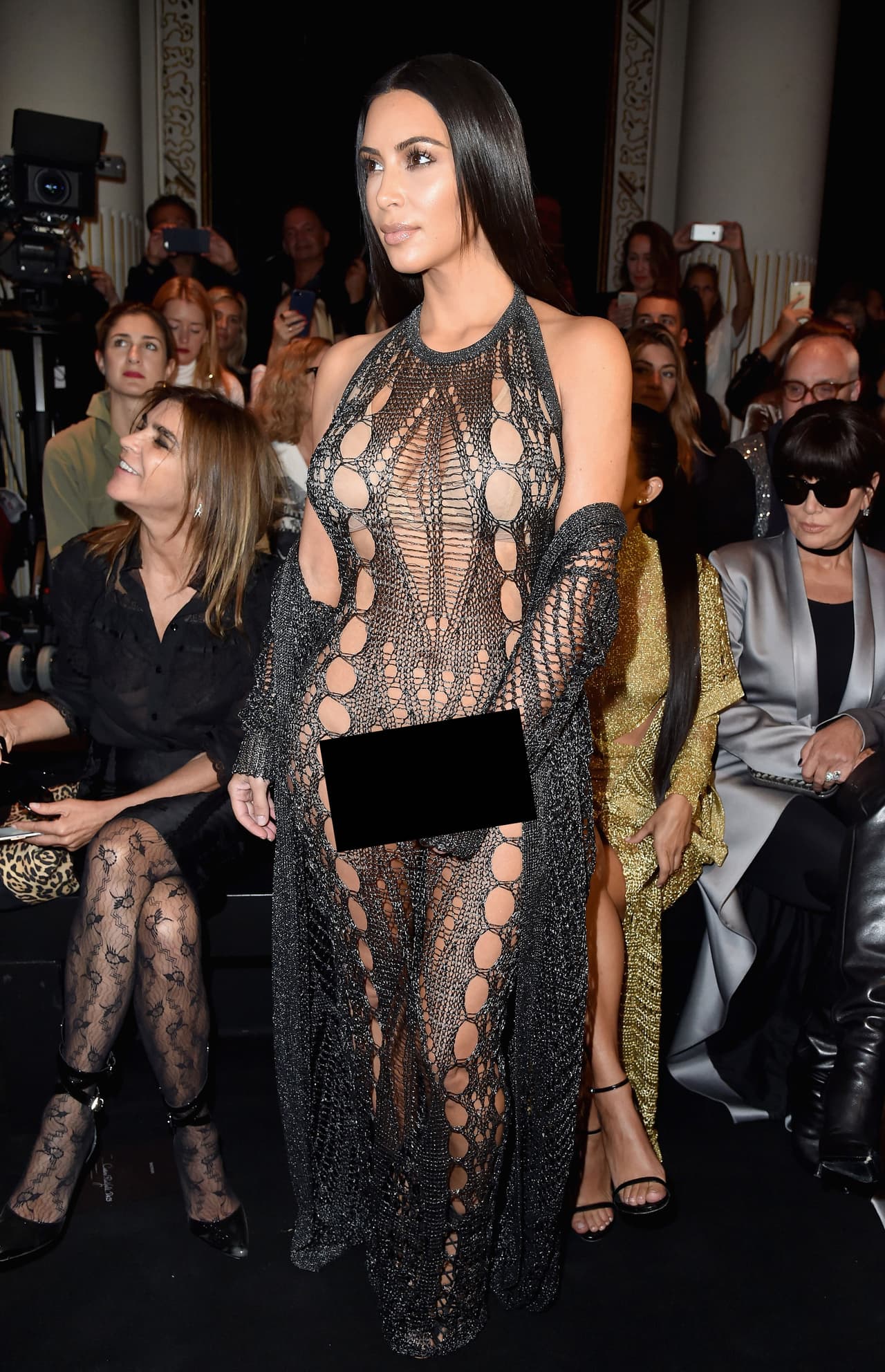 ¿Por qué Kim no se quitaba la mano de la entrepierna?