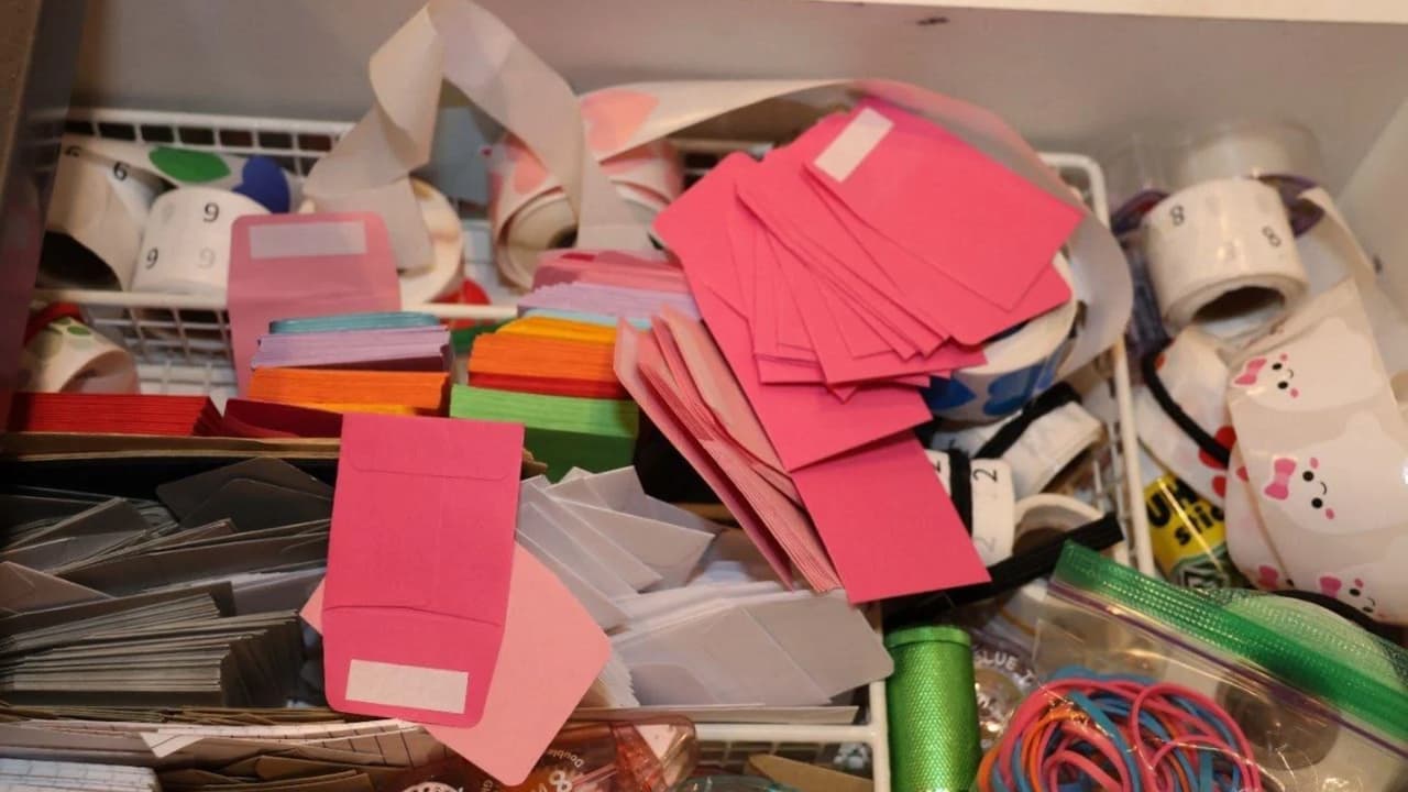 Los investigadores encontraron sobres rosados entre los materiales que Taylor tenía en su casa. Eran parte de la presentación utilizada para distribuir “Pink Flamingo”.