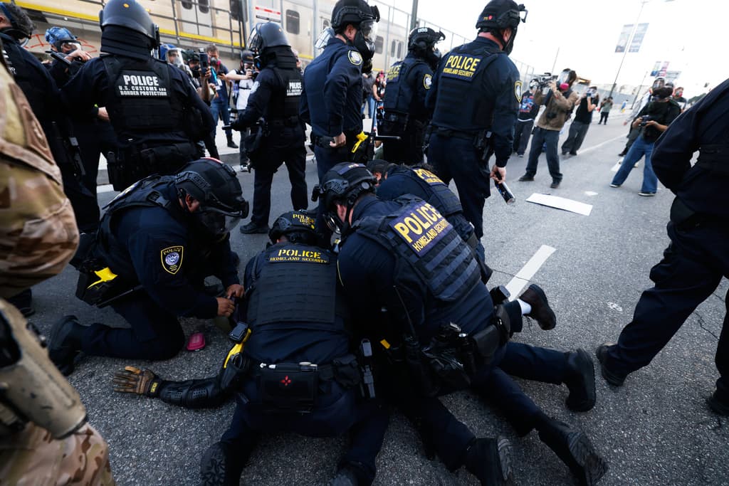 Agentes federales del Departamento de Seguridad Nacional (DHS) detuvieron al menos a un manifestante en las inmediaciones del Centro de Detención Metropolitana (MDC), en el centro de Los Ángeles, durante una movilización del movimiento “No Kings”.