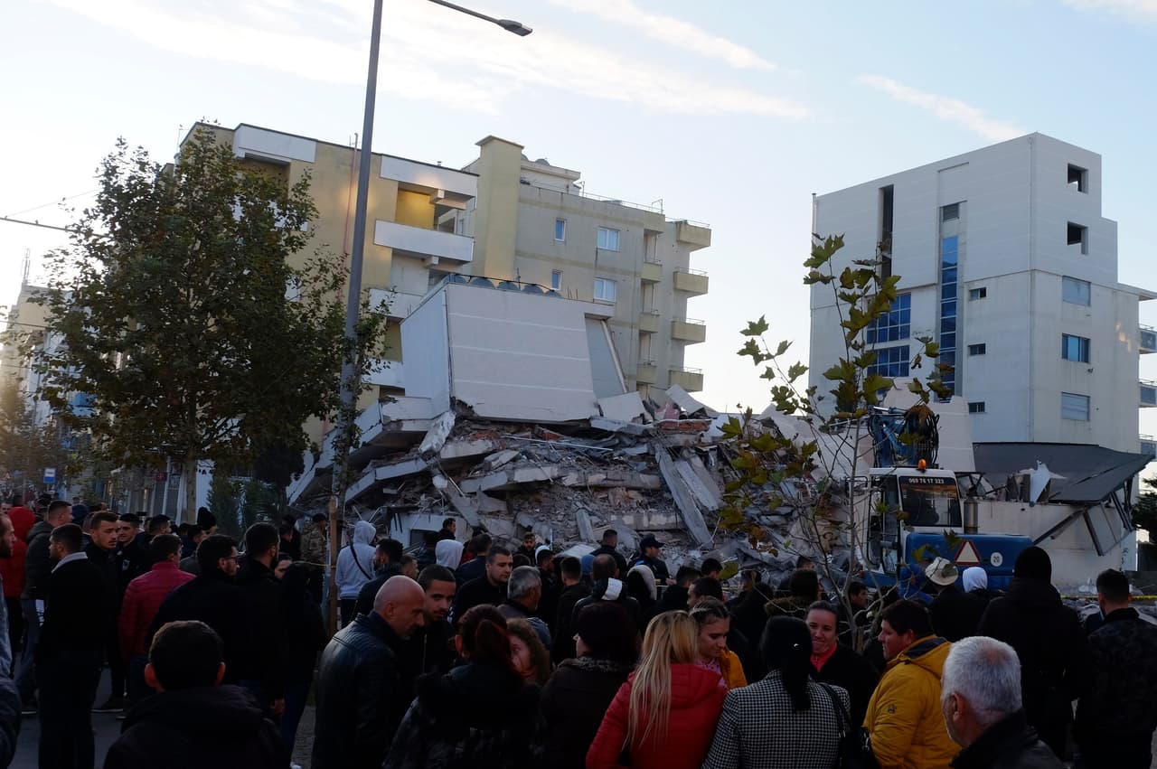 La primera fallecida hallada fue una mujer que quedó sepultada al derrumbarse un edificio en la ciudad costera de Durres, la más afectada por el terremoto.
<br>
