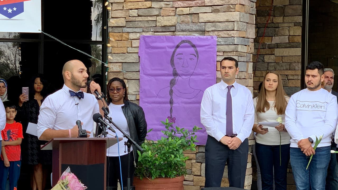 Los profesores de los pequeños Ilyas y Jasmine ofrecieron un discurso en memoria de los fallecidos.