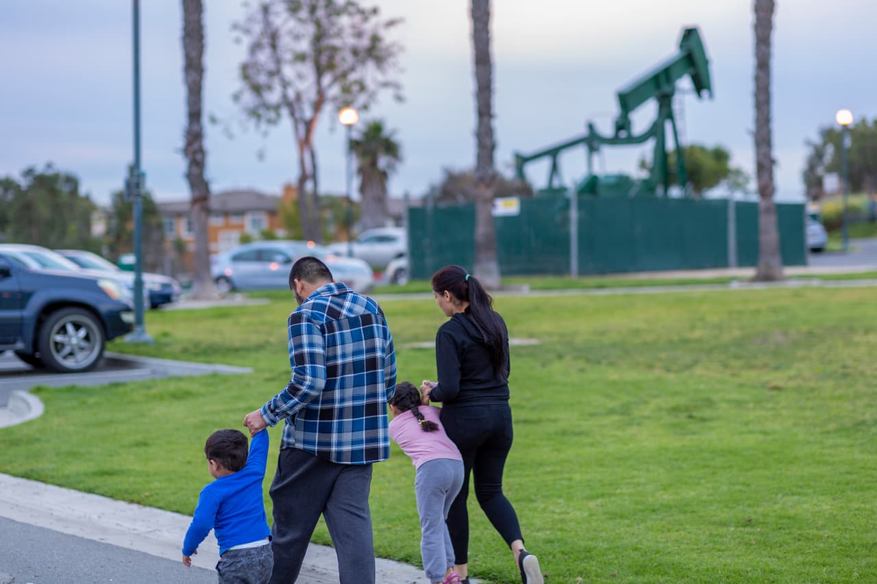 A nivel estatal, se pueden emitir otras órdenes ejecutivas junto a la declaración del estado de emergencia. Por ejemplo, las autoridades pueden restringir la venta de alcohol, imponer toques de queda o limitar dónde pueden viajar y reunirse las personas.
<br>