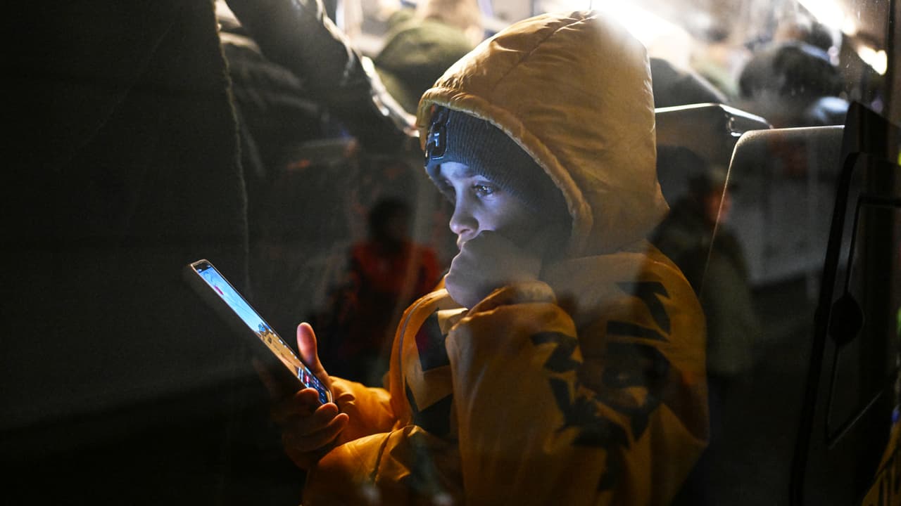 ¿Crees que tus hijos están creando adicción al celular? Te mostramos señales para identificarlo y cómo puedes ayudarlos