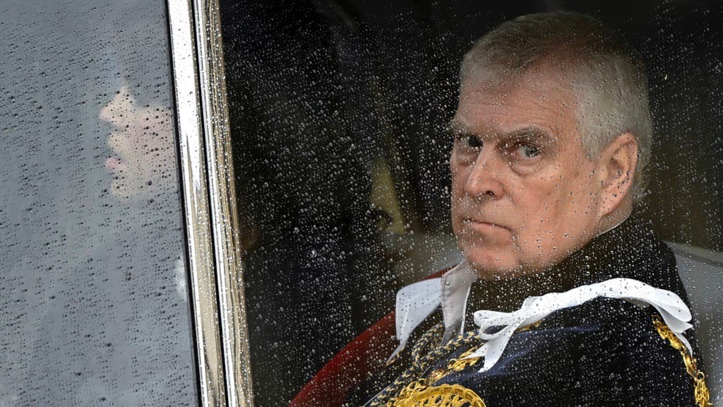 El príncipe Andrés de Gran Bretaña abandona la Abadía de Westminster tras la ceremonia de coronación del rey Carlos y la reina Camila de Gran Bretaña, en Londres, el sábado 6 de mayo de 2023.