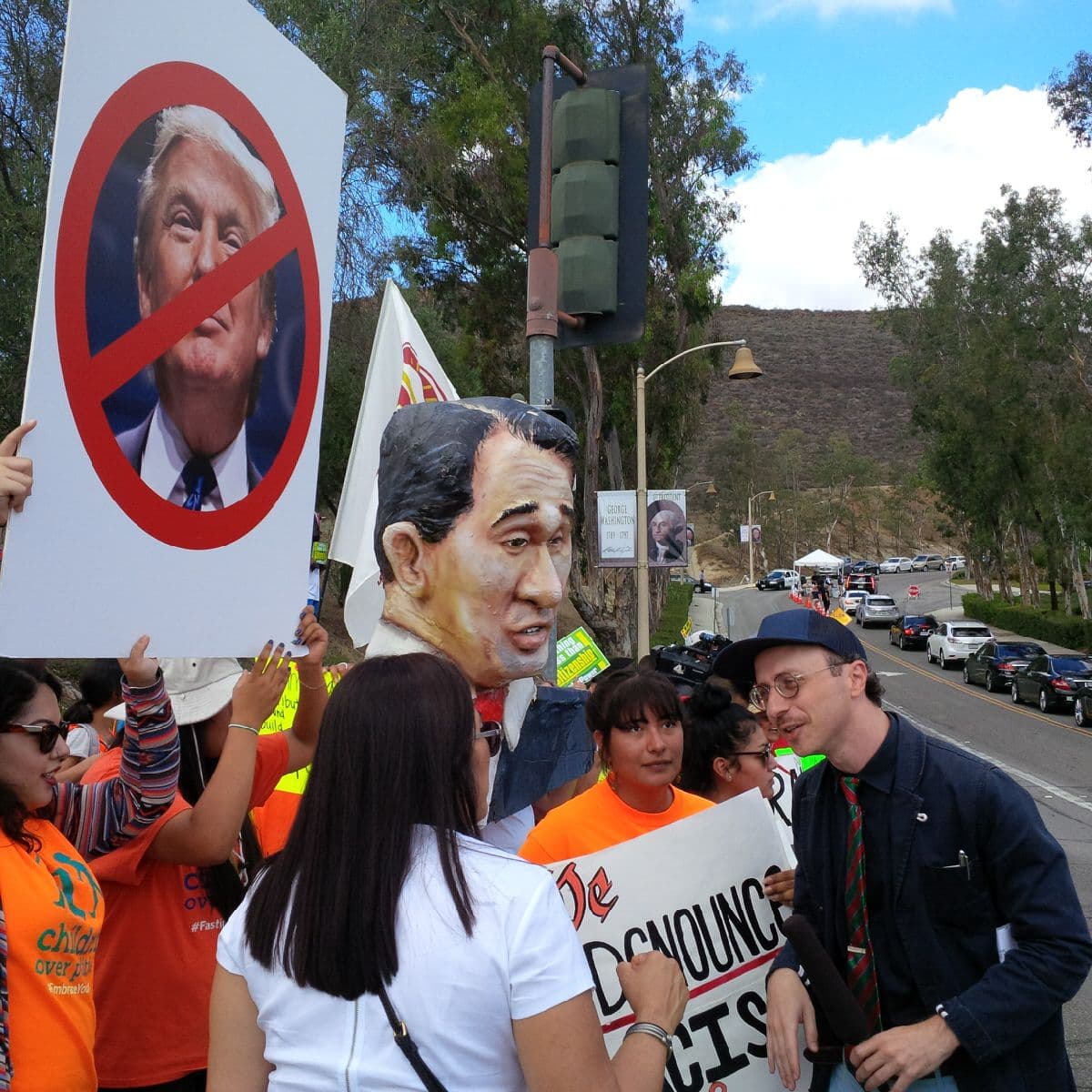Activistas se dieron cita en las afueras de la biblioteca Ronald Reagan para protestar contra Donald Trump.