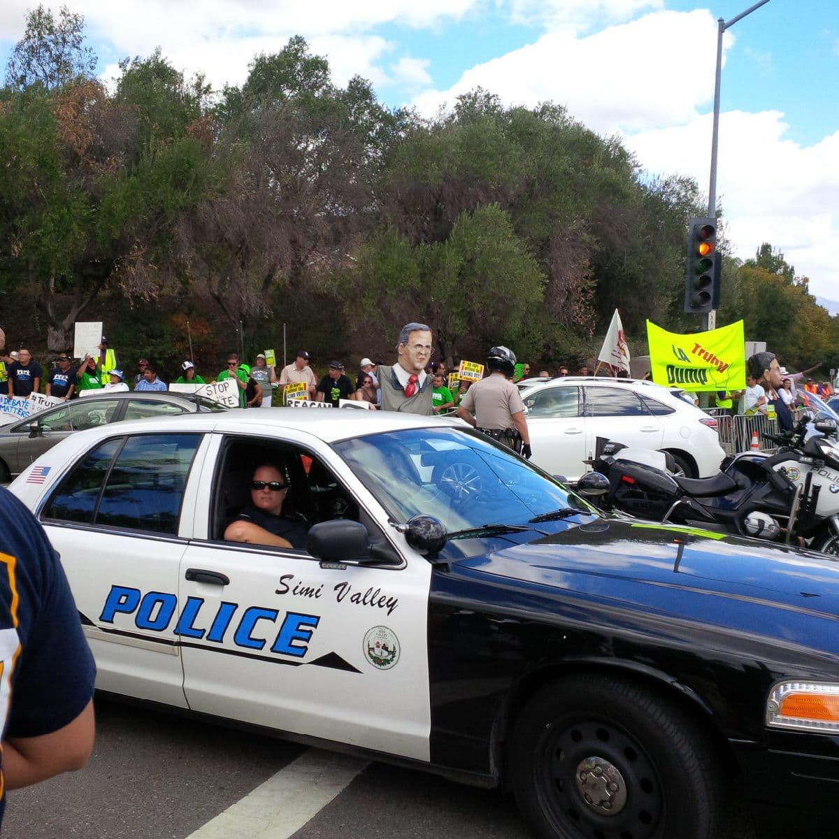 Activistas se dieron cita en las afueras de la biblioteca Ronald Reagan para protestar contra Donald Trump.