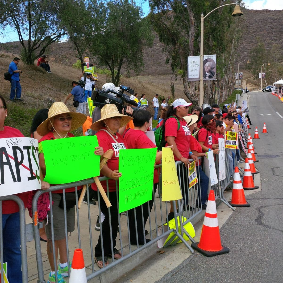 Activistas se dieron cita en las afueras de la biblioteca Ronald Reagan para protestar contra Donald Trump.