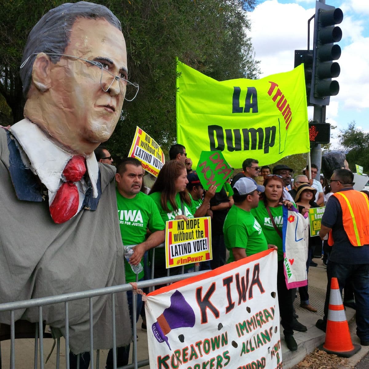 Activistas se dieron cita en las afueras de la biblioteca Ronald Reagan para protestar contra Donald Trump.