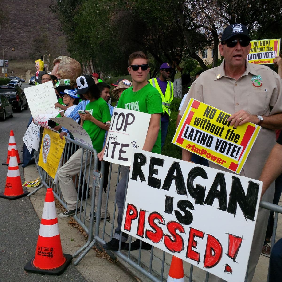Activistas se dieron cita en las afueras de la biblioteca Ronald Reagan para protestar contra Donald Trump.