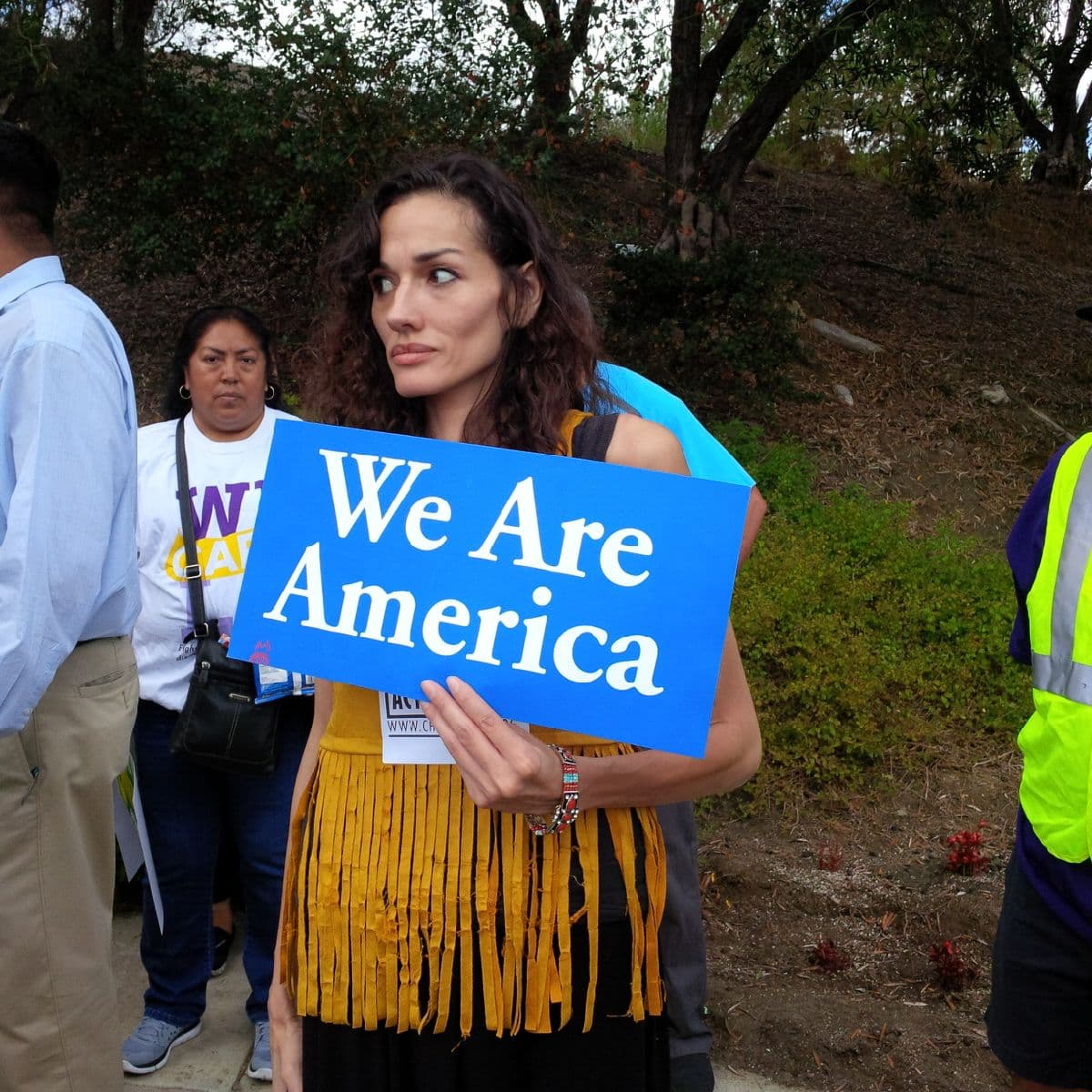 Activistas se dieron cita en las afueras de la biblioteca Ronald Reagan para protestar contra Donald Trump.