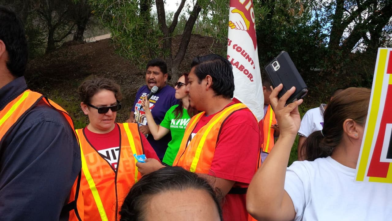 Activistas se dieron cita en las afueras de la biblioteca Ronald Reagan para protestar contra Donald Trump.