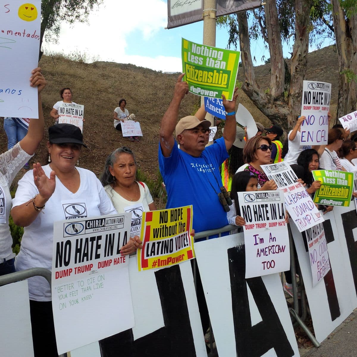 Activistas se dieron cita en las afueras de la biblioteca Ronald Reagan para protestar contra Donald Trump.