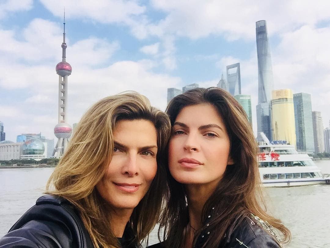 Montserrat Oliver disfruta de su relación con Yaya Kosikova viajando a diferentes partes del mundo y no se preocupan por llegar al altar.