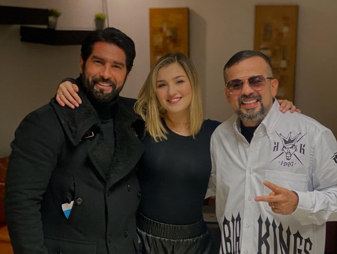 “No es como que ando por la vida diciendo quiénes son mis papás. La gente normalmente lo deduce, [dice]: ‘Esta es idéntica a Alicia Villarreal’. Y yo [contesto]: ‘Sí es mi mamá’ y ya”, externó. 
<br>