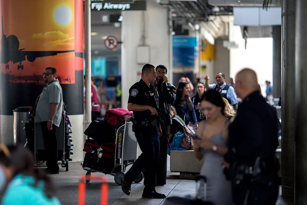 En caso de observar alguna actividad sospechosa comuniquelo a las autoridades y por favor “Si ve algo, diga algo”.