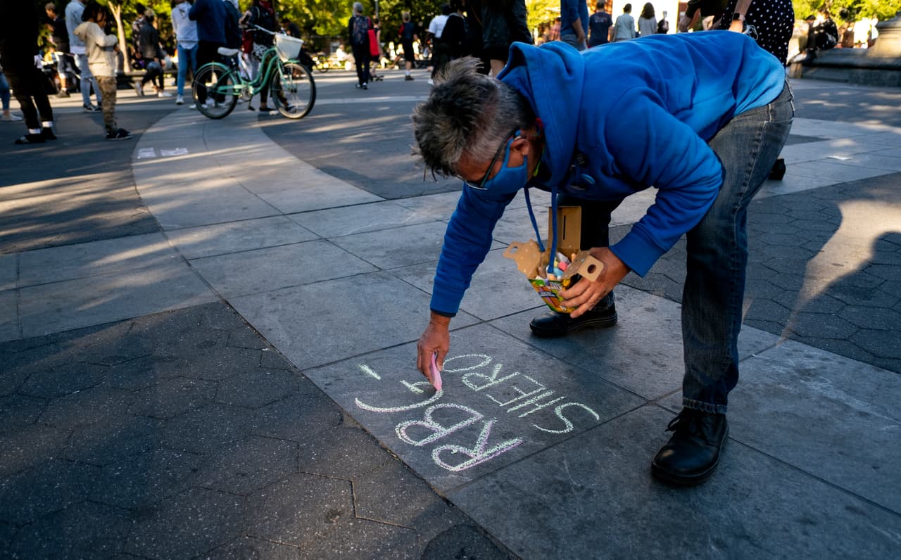 Kimberly Miller, residente de Brooklyn y miembro de Gays contra las Armas, escribe un mensaje en honor a la Jueza Ruth Bader Ginsburg en un paseo del ParqueWashington Square
