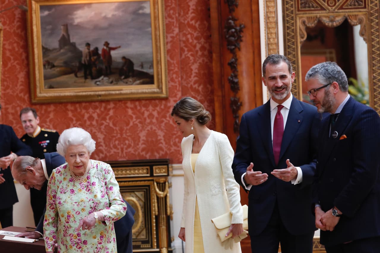 La Orden de la Jarretera fue establecida en tiempos medievales por el rey Edward III de Inglaterra. De acuerdo a la página oficial de la corona británica, el monarca se inspiró en las 
<b>historias del rey Arturo, así como en la caballería de los Caballeros de la Mesa Redonda</b>, para instaurar su propia orden que hoy reconoce la labor y servicio público de sus integrantes.