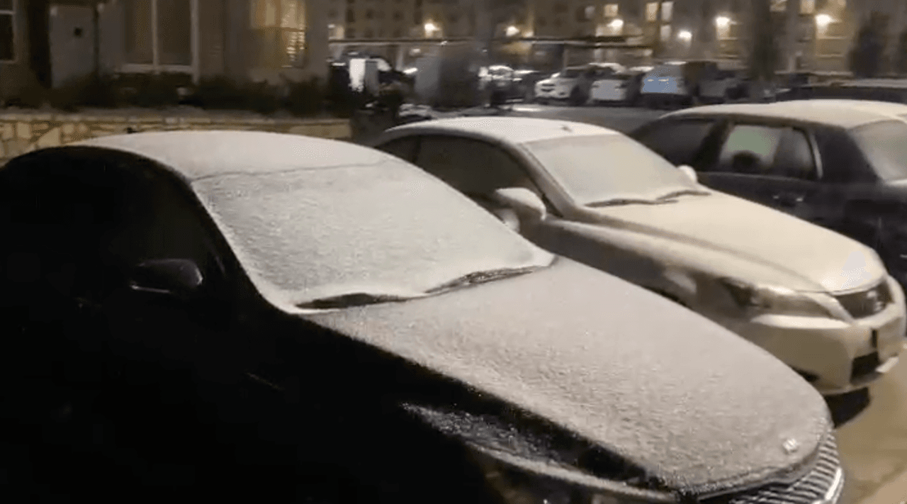 Si necesitas estar en las carreteras, verifica las condiciones de la carretera antes de salir, evita puentes y pasos elevados, permite más tiempo para viajar y disminuye la velocidad.