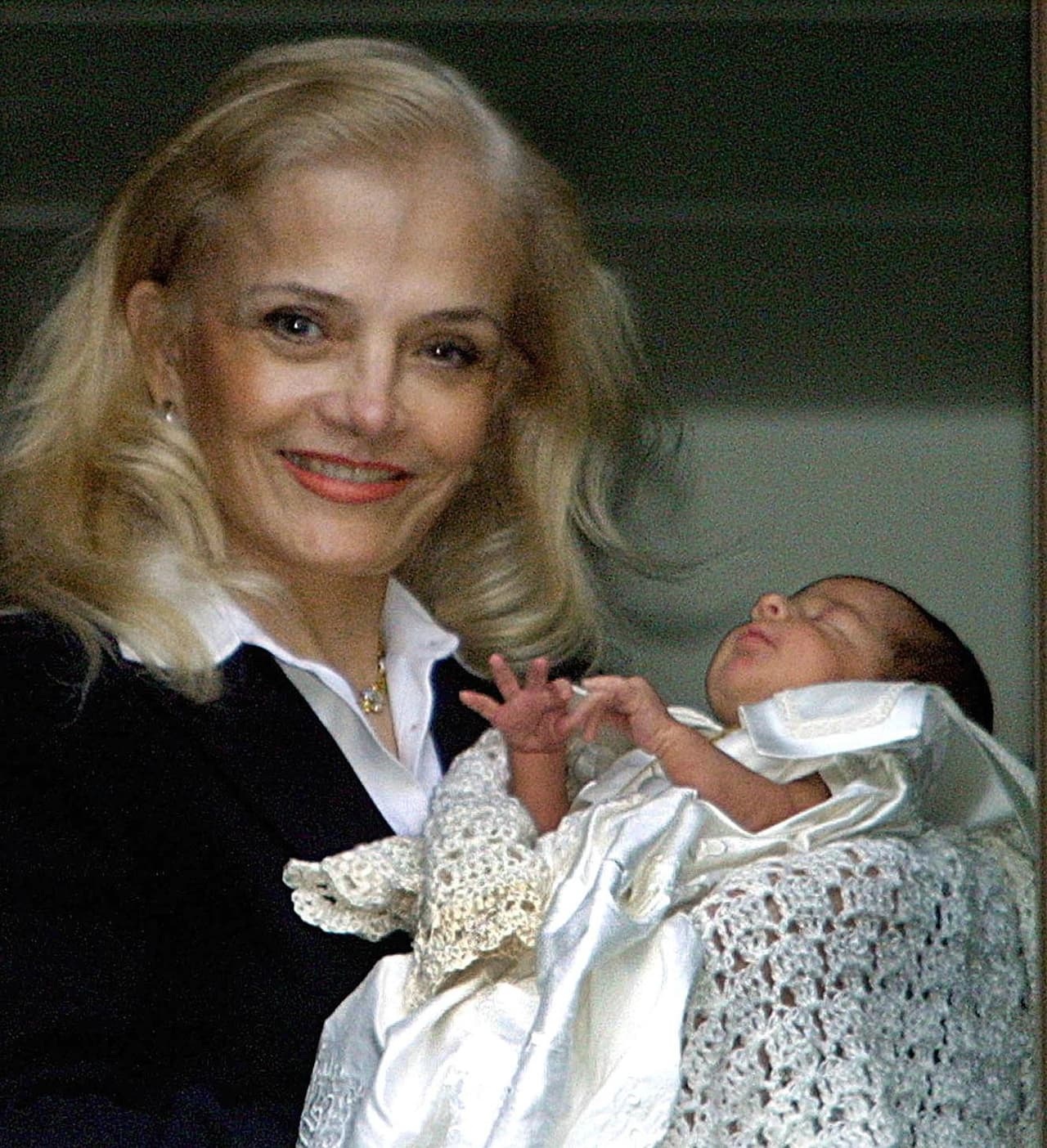 Inmediatamente las especulaciones sobre la identidad del padre de Ángel Gabriel empezaron a circular por todos los medios. La cantante declaró haber sido violada por un custodio de la cárcel, pero las pruebas de ADN desmintieron esa versión y confirmaron que el exmanager de Gloria, Sergio Andrade, es el padre biológico del ahora adolescente de 15 años, publicó la revista brasileña 'Correio Braziliense', en 2001.