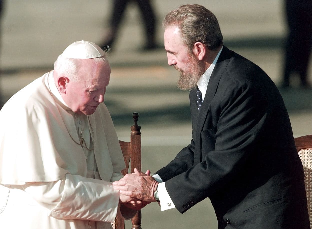 <b>Juan Pablo II (1920-2005).</b> El líder católico de origen polaco, Karol Józef Wojtyła, saluda a Fidel Castro en su visita a La Habana en 1998.
<br>