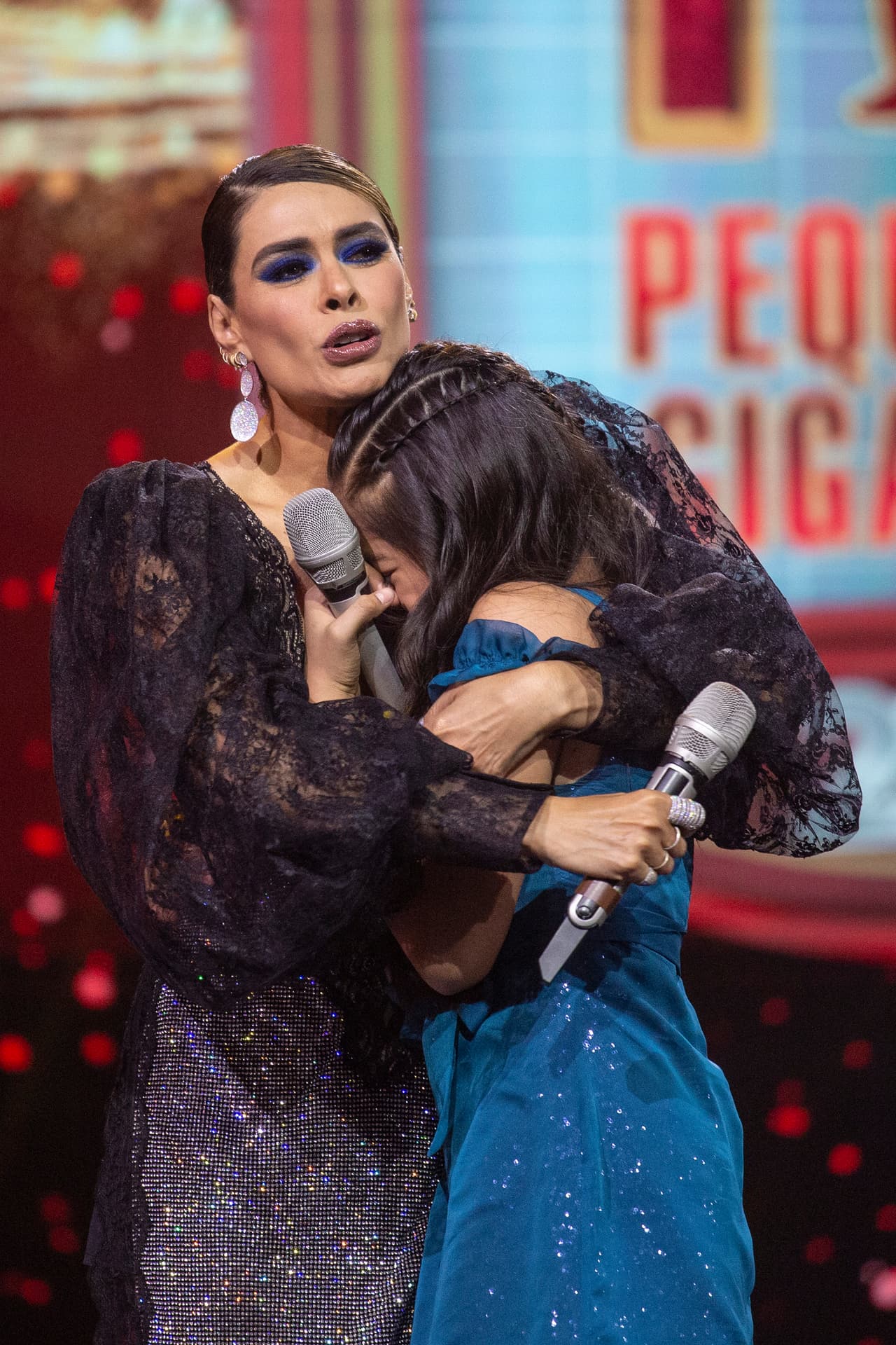 En el segundo duelo de canto, Itzel, originaria de Chiapas, quedó fuera del reality, lo que ocasionó que sus ojos se llenarán de lágrimas. Galilea no tardó en darle palabras de aliento mientras la abrazaba.