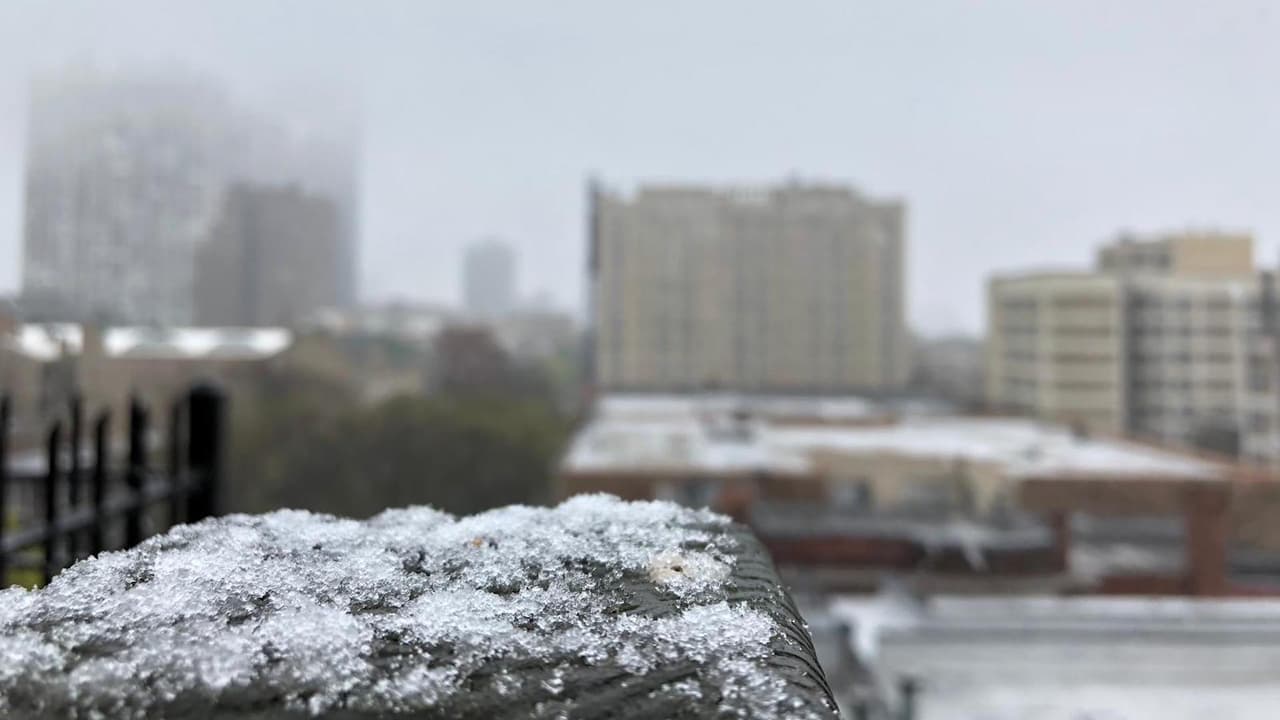 La nieve comenzó a caer en el lado norte durante la mañana de este sábado. Esto ha provocado la cancelación de más de 500 vuelos.