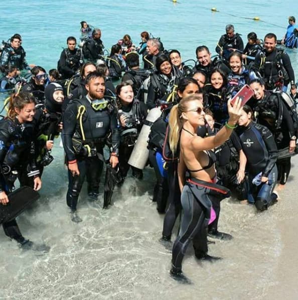 Antes de irse, Angelique se tomó una fotografía con todo el equipo de buceo que la acompañó.