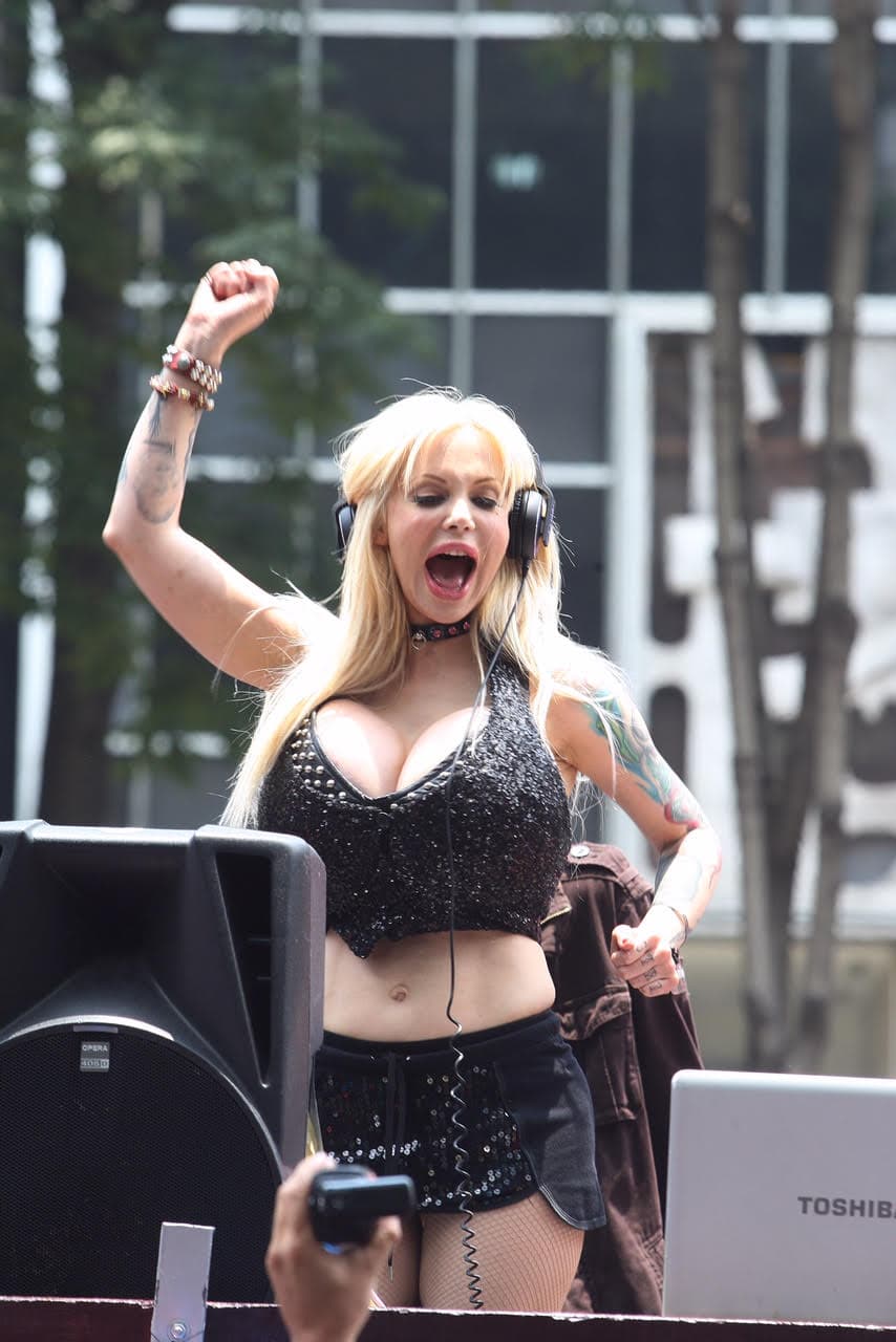 Sabrina, además de vedette, poco a poco ha ido ganando terreno como DJ en eventos privados en la Ciudad de México.