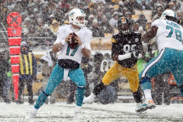 Los fanáticos de los Dolphins ya no hablan de la controversia Incognito/Martin, ni si Ireland o Philbin estarán con el equipo en el 2014, sino que pasan horas calculando… ¡porque tenemos chance de ir a los playoffs! Al principio de la temporada, y sobre todo, después de perder -casi deshonrosamente- contra Tampa Bay y Buffalo, los comentarios sobre Miami eran negativos. Qué si las novatadas, qué si Tannenhill, qué si el running game, qué si la línea ofensiva, que si… qué se yo… Pero ahora, las cosas han cambiado y solo se mencionan las posibilidades que tenemos de jugar en enero. ¡Ay, bendito! Bueno, después de este encontronazo con los portadores de las terribles toallas amarillas, donde salimos vencedores … por media pulgada… 34-28, ya todo me parece posible. Arriba Tannenhill (20 de 33, para 200 yds); arriba Wake and Odrich; arriba Thomas (105 yds, un TD en 16 acarreos); arriba Clay con sus dos TD y arriba Philbin, que mantiene el invicto en la revisión de las jugadas (obtuvo el cambio de “incomplete pass” a TD de Hartline). ¡Arriba, Dolphins, seguimos cuesta arriba!