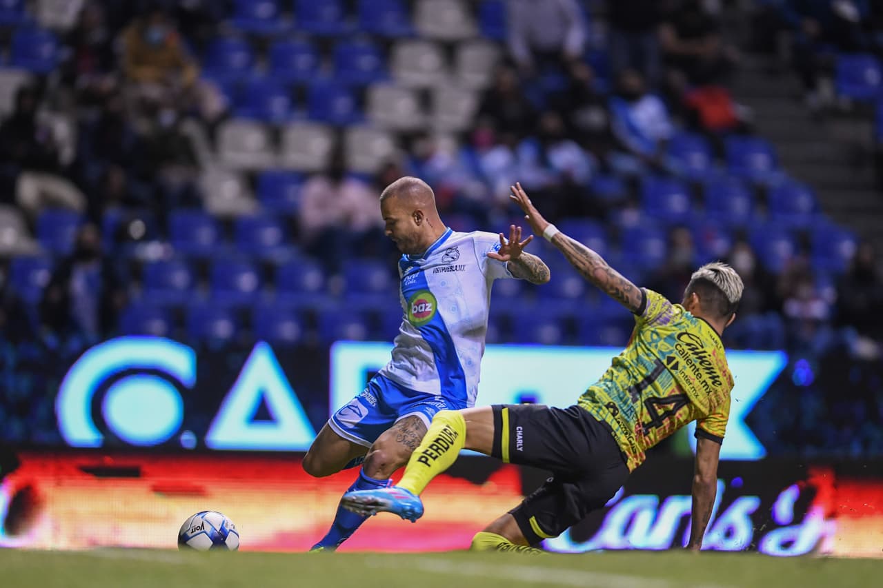 La primera parte fue para Puebla. Los camoteros llegaron a línea final en más de tres ocasiones claras de gol, pero la falta de tino y la ansiedad de los delanteros evitaron inaugurar el marcador.